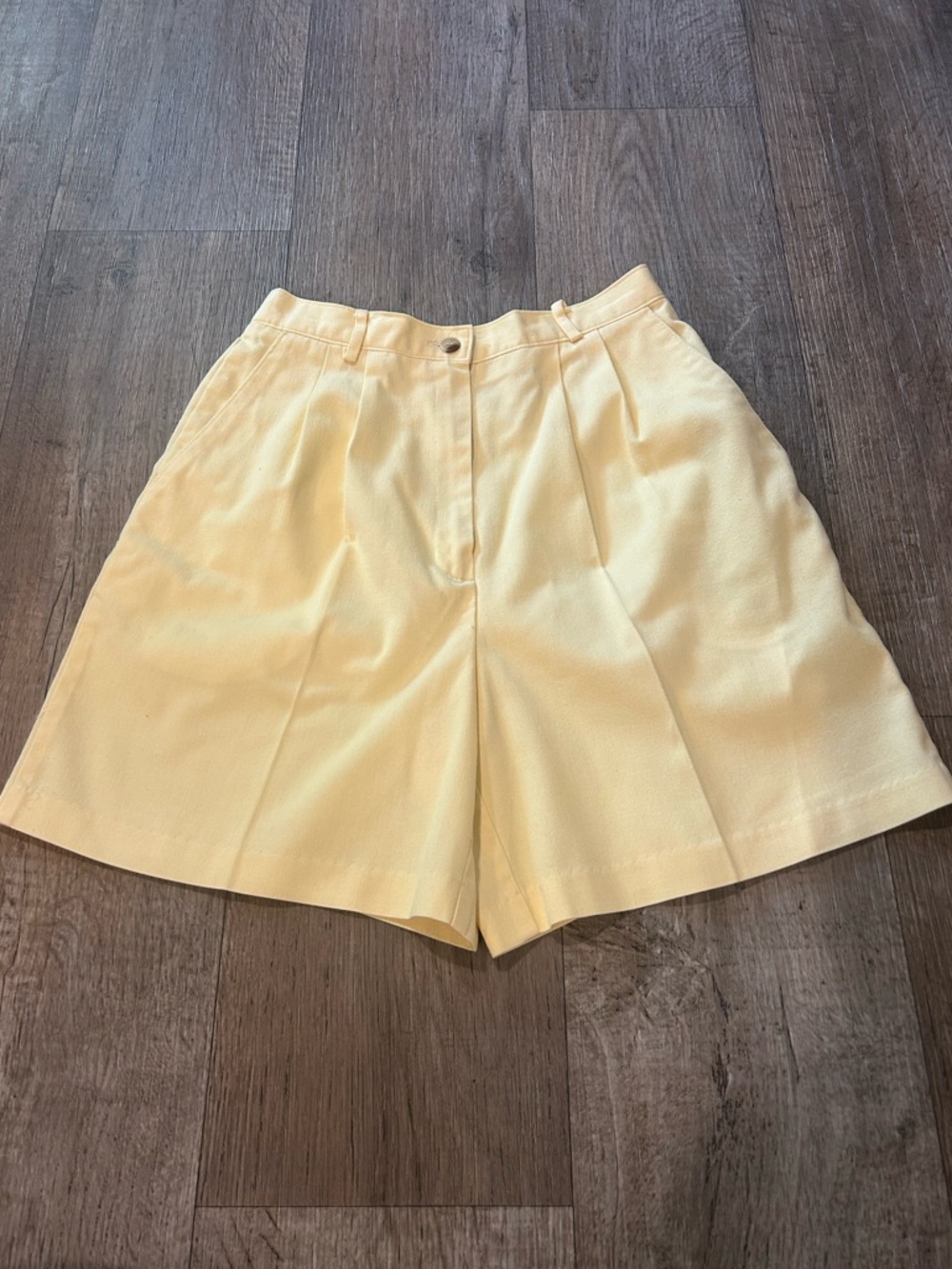 Vintage Butter Yellow Women's Pleated High-Waist Shorts with Pockets. Size: XS